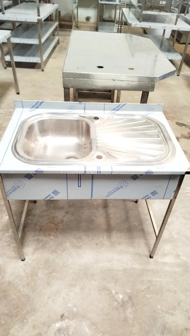 Fregadero industrial con escurridor