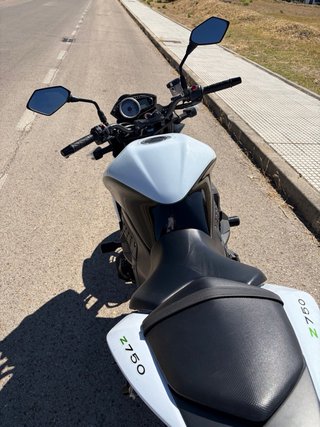 Kawasaki Z750 2010 Naked Blanca y Negra