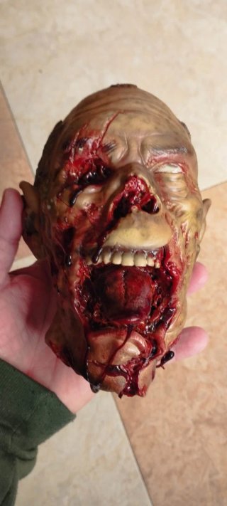 Busto zombie realista con peana