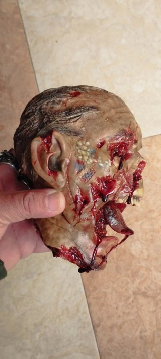 Busto zombie realista con peana