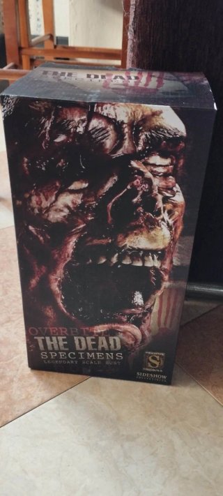 Busto zombie realista con peana