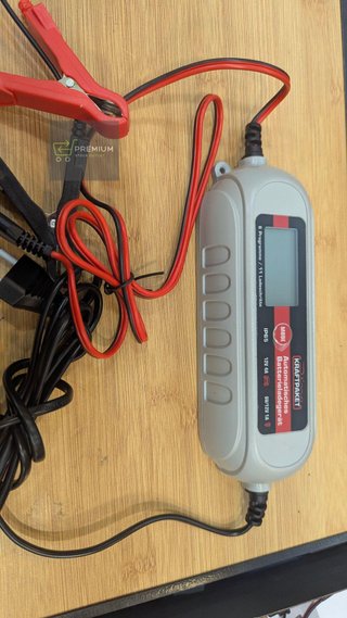Dino - Cargador de batería con comprobador de batería