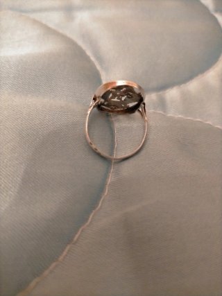 Anillo plateado con diseño ovalado