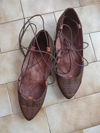 Zapatos planos de cuero trenzado y cordones