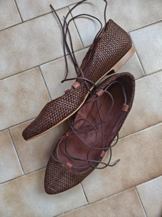 Zapatos planos de cuero trenzado y cordones