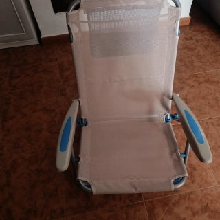 Silla de playa plegable beige y azul