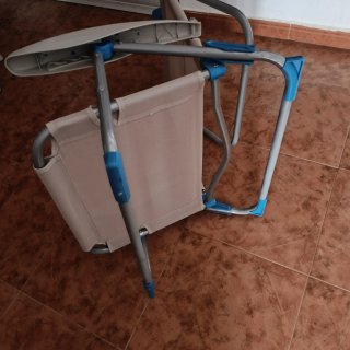 Silla de playa plegable beige y azul