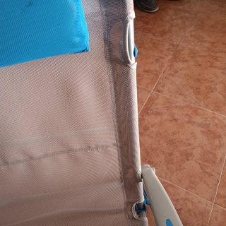 Silla de playa plegable beige y azul