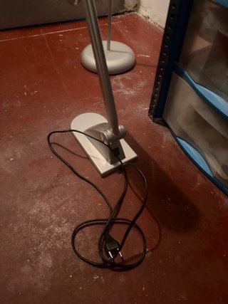 Lámpara de escritorio plateada