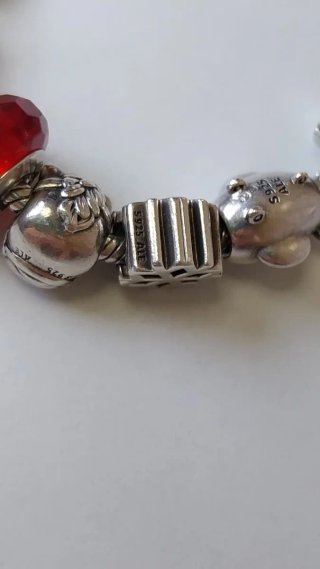 Pulsera Pandora con charms Pandora.