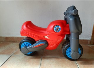 Moto correpasillos Feber Famosa Roja Infantil
