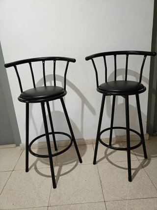 Taburetes altos giratorios negros