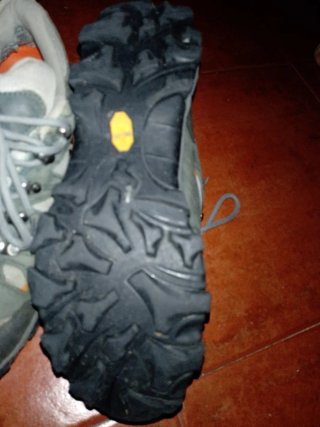 Zapatillas de montaña verdes y naranjas