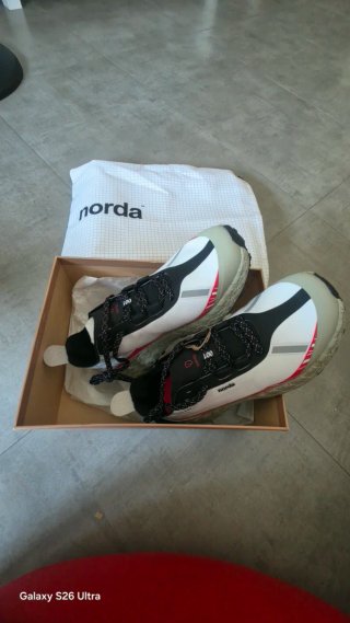 Zapatillas Norda Trail Running Blancas y Rojas