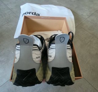 Zapatillas Norda Trail Running Blancas y Rojas
