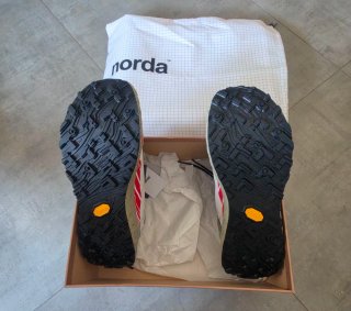 Zapatillas Norda Trail Running Blancas y Rojas