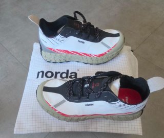 Zapatillas Norda Trail Running Blancas y Rojas