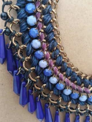 Collar Zara tonos azules diferentes