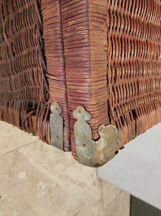 Baúl antiguo de mimbre