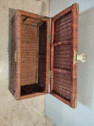 Baúl antiguo de mimbre