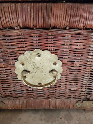 Baúl antiguo de mimbre