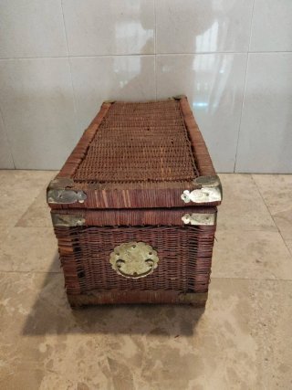 Baúl antiguo de mimbre