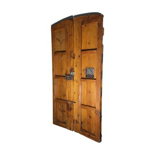 Puerta Convento Siglo XVII con Rejilla
