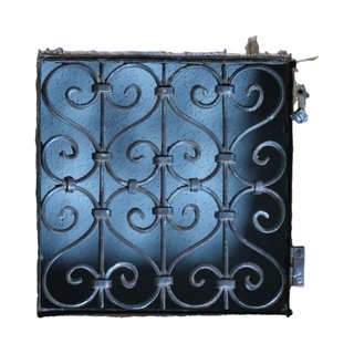 Puerta Convento Siglo XVII con Rejilla