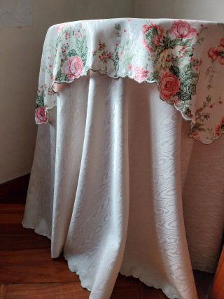 Mesa camilla redonda con mantel floral