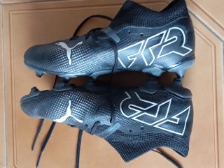 Botas de fútbol Puma Negras y Plateadas