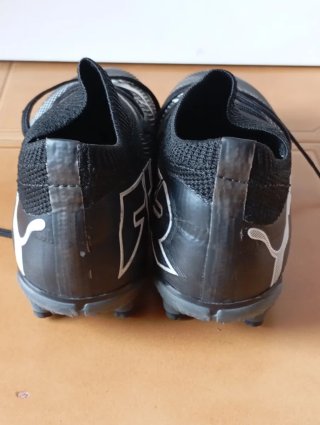 Botas de fútbol Puma Negras y Plateadas