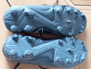 Botas de fútbol Puma Negras y Plateadas