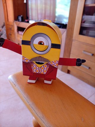 Muñeco Minion de cartón