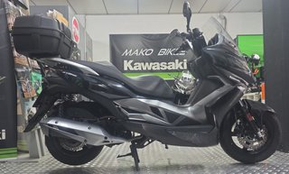Kawasaki J 125 Maxi Scooter Negra y Plata