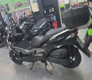 Kawasaki J 125 Maxi Scooter Negra y Plata