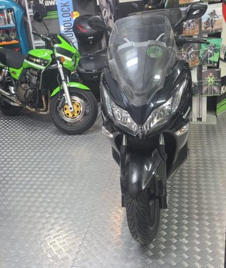 Kawasaki J 125 Maxi Scooter Negra y Plata