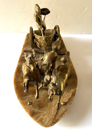 Cuádriga Romana Metal sobre base de ónice o mármol