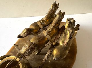 Cuádriga Romana Metal sobre base de ónice o mármol