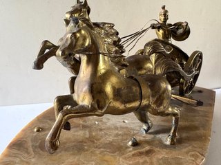 Cuádriga Romana Metal sobre base de ónice o mármol