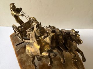 Cuádriga Romana Metal sobre base de ónice o mármol