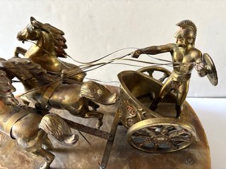 Cuádriga Romana Metal sobre base de ónice o mármol