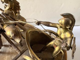 Cuádriga Romana Metal sobre base de ónice o mármol