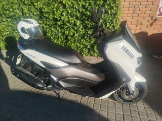 Yamaha NMAX 125cc blanca y negra