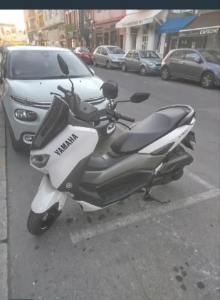 Yamaha NMAX 125cc blanca y negra