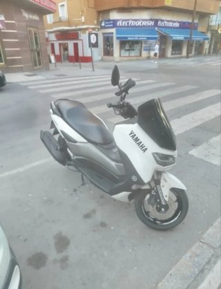 Yamaha NMAX 125cc blanca y negra