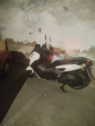 Yamaha NMAX 125cc blanca y negra