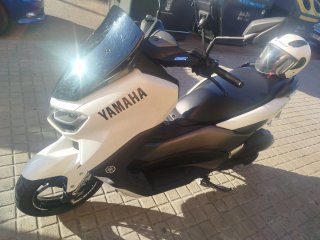 Yamaha NMAX 125cc blanca y negra