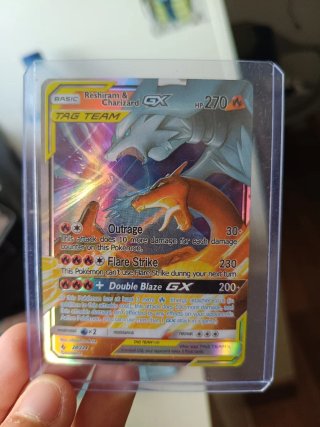Carta Pokémon Reshiram & Charizard GX TAG TEAM