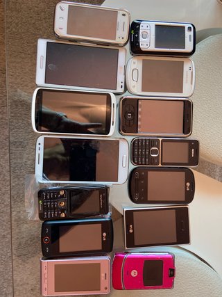 Lote de teléfonos móviles antiguos