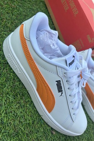 Zapatillas Puma Blancas con Detalles Naranja